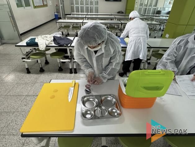 안양시 만안구 관계자가 학교급식을 수거하고 있다