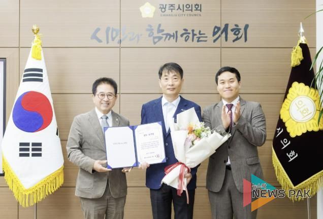 (왼쪽부터) 허경행 의장, 석태훈 팀장, 노영준 의원