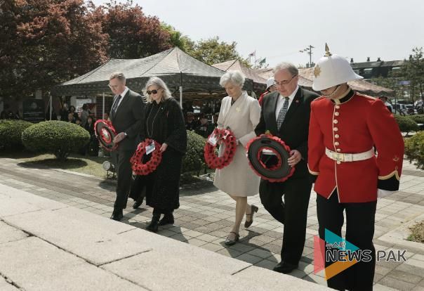 주한 영국‧뉴질랜드‧캐나다‧호주 4개국 대사(사진 왼쪽부터)가 24일 열린 영연방 가평전투 제74주년 기념행사에서 참전 기념비에 헌화를 하고 있다.