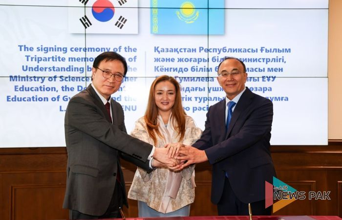 임태희 경기도교육감이 4월 26일(현지시간) 카자흐스탄 아스타나시에 있는 유라시아국립대에서 카자흐스탄 과학고등교육부, 유라시아국립대학교와 업무협약(MOU)을 체결한 뒤 기념촬영을 하고 있다.