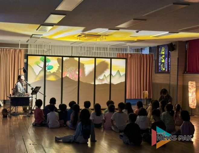 움직이는 그림자 여행단 무대 공연 장면