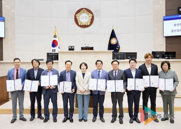 유진선 의장과 결산검사 위원들이 기념촬영을 하고 있다.