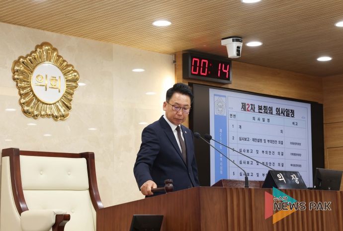 제255회 임시회 제2차 본회의에서 의사봉 타봉하는 강정구 의장