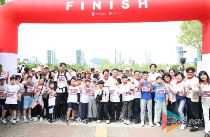 최대호 안양시장이 6일 평촌중앙공원에서 안양시와 세이브더칠드런이 함께하는 국제어린이마라톤의 참여자들과 기념촬영을 하고 있다.