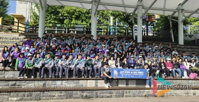 세계 환경의 날을 앞두고 7일 오후 안양시 공무원과 지역주민, 기업관계자 등이 안양천에서 환경 실천 캠페인을 한 뒤 기념사진을 찍고 있다