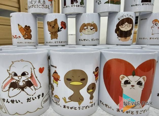 학생들이 직접 디자인한 그림으로 만든 머그컵 사진