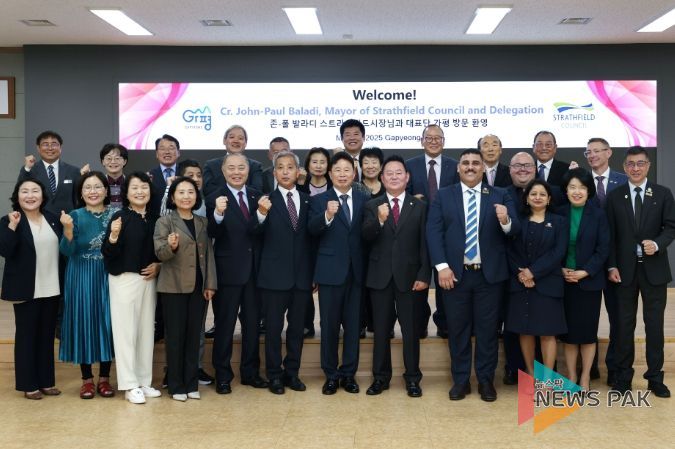 가평군 자매도시인 호주 스트라스필드시 축하 사절단이 가평군청을 방문해 기념촬영을 하고 있다. 사진 앞줄 왼쪽 일곱번째부터 서태원 가평군수, 김경수 가평군의회 의장, 존 폴 발라디 호주 스트라스필드시 시장.