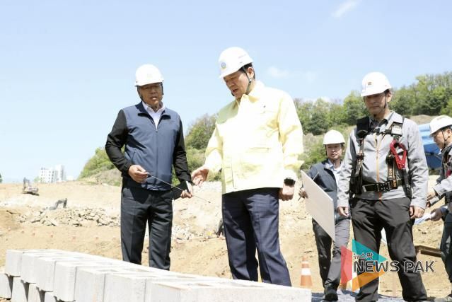 최대호 안양시장이 지난 5월 7일 오전 동안구 비산동 일원 비산포일통합정수장 현대화사업 현장을 방문해 진행상황에 대한 브리핑을 받고있다