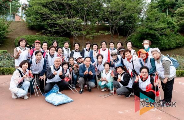 오산감돌대학 어르신들, 장미정원서 플로깅 활동 펼치며 축제 동참
