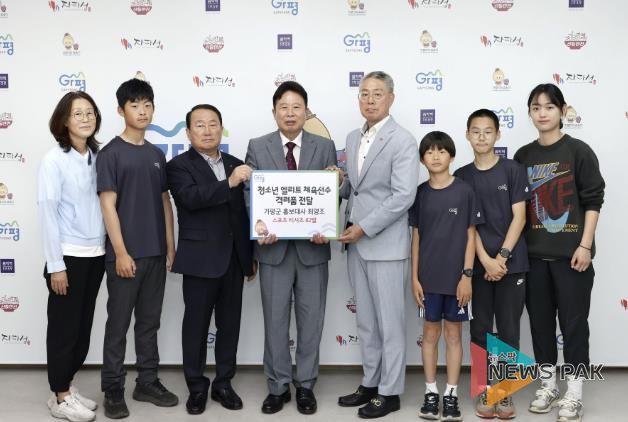 서태원 가평군수(사진 왼쪽 네번째)와 홍보대사 최영조 씨(〃 다섯번째) 등이 28일 가평군청에서 운동용 티셔츠 기증식을 갖고 기념촬영을 하고 있다.