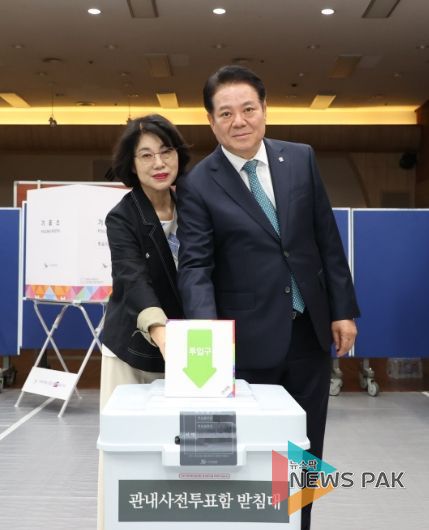 최대호 안양시장(오른쪽)이 29일 오전 11시 만안구청에 마련된 달안동 사전투표소에서 사전투표에 참여하고 있다