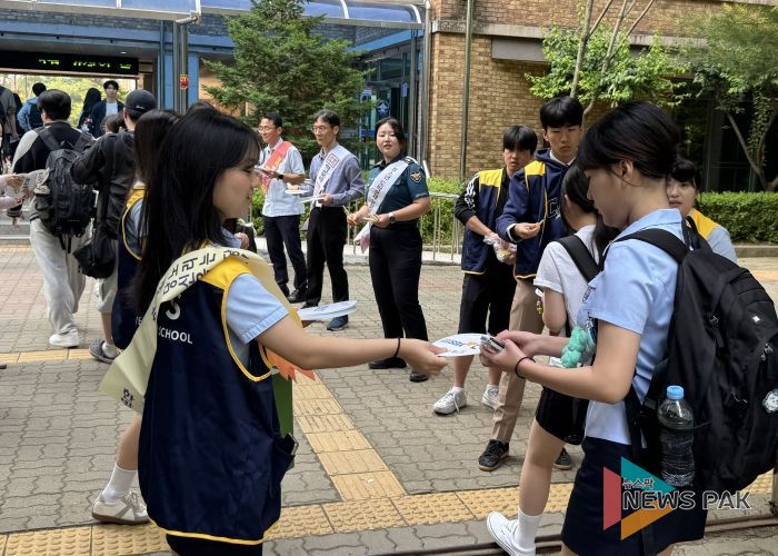 학생에게 홍보 부채를 전달하는 생활교육과장