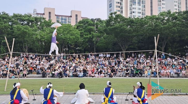 권원태 명인이 지난 5월 31일 평촌중앙공원에서 열린 안양단오제에서 줄타기 공연을 선보이고 있다.