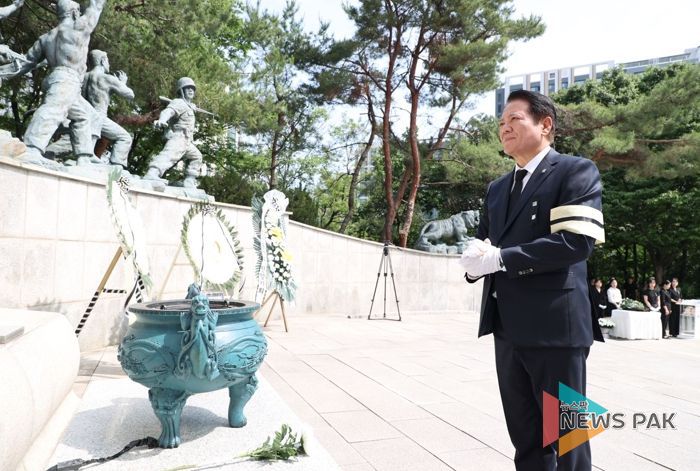 최대호 안양시장이 6일 안양동 현충탑에서 열린 제70회 현충일 추념식에서 헌화하고 있다.