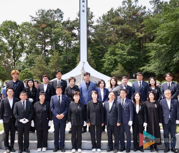 용인특례시의회는 6일 제70회 현충일을 맞아 처인구 김량장동 현충탑을 찾아, 순국선열과 호국영령의 고귀한 희생을 추모하고 참배했다.