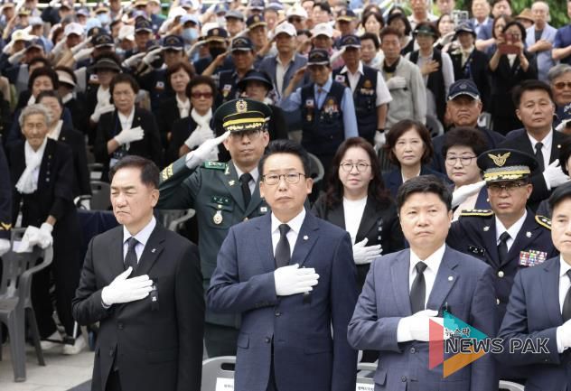 국기에 대한 경례하는 평택시의회 강정구 의장과 시의원