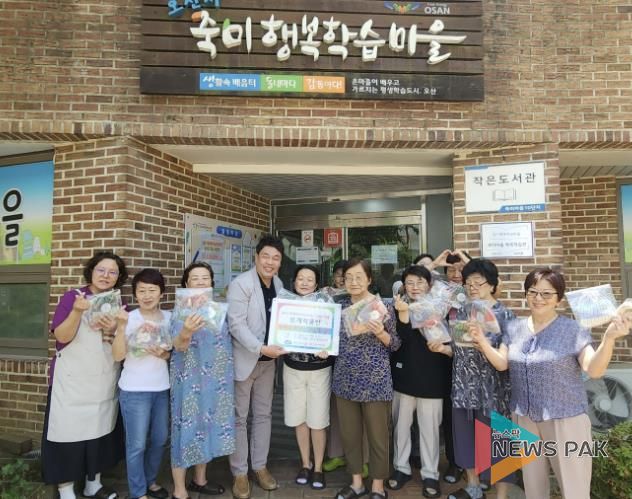 오산세교종합사회복지관, 경기행복학습마을만들기 뜨개작품반 수강생 '생리대 파우치' 기부로 따뜻한 나눔 실천