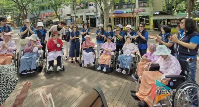 안양시 동안구 명예시민과장회, 안양노인전문요양원 나들이 봉사로 따뜻한 나눔 실천