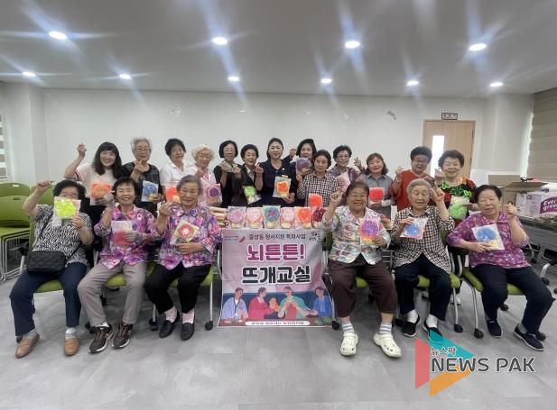 오산시 중앙동 ‘뇌튼튼 뜨개교실’ 어르신들, 손뜨개 수세미 300여 개 기탁