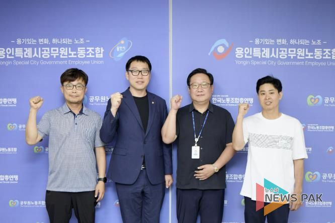 간담회 참석자들이 기념촬영을 하고 있다.