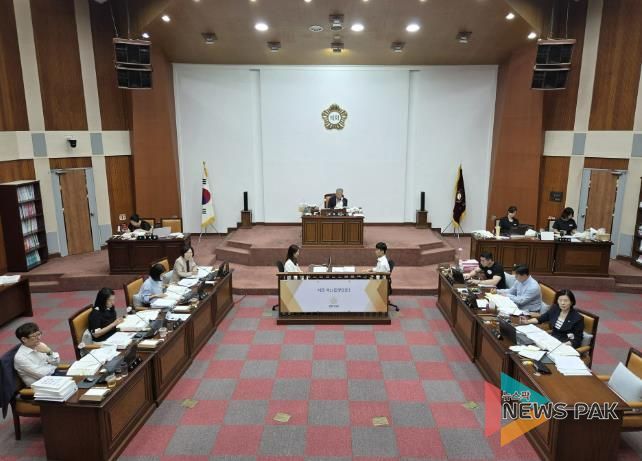 군포시의회 제282회 정례회 행정사무감사특별위원회 회의 모습