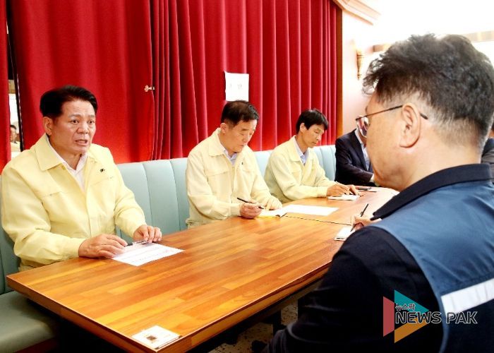 최대호 안양시장(왼쪽 첫번째)과 강득구 국회의원(왼쪽 두번째)이 신안산선 붕괴사고 관련해 시행사와 시공사 관계자들을 만나 이야기하고 있다