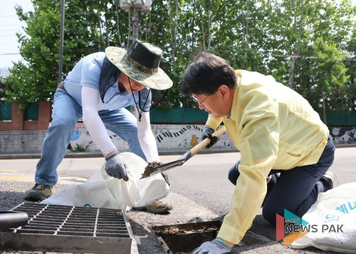 의왕시, 장마철 침수 대비 빗물받이 일제 정비 나서