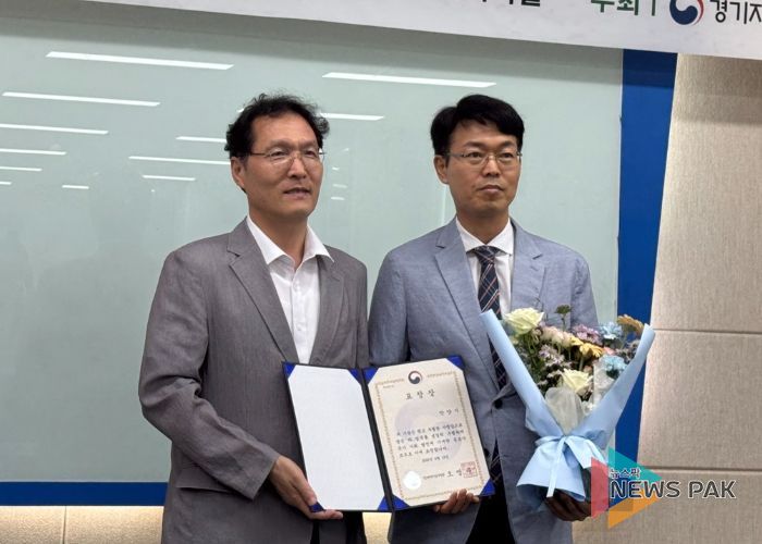 (왼쪽부터)조희수 경기지방중소벤처기업청장과 김성대 안양시 기업경제과장이 19일 경기지방중소벤처기업청에서 '2025년 상반기 경기지역 소상공인 업무유공 포상' 장관상 표창 기념사진을 찍고 있다.