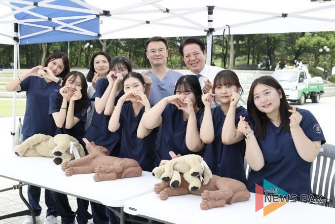 6월 7일 열린 반려동물 사랑나눔 축제서 연성대 반려동물보건과 학생 및 이왕희 교수(뒷줄 오른쪽 두번째) 이수정 교수(뒷줄 오른쪽 세번째) 최대호 안양시장(뒷줄 오른쪽 첫번째)이 기념사진을 찍고 있
