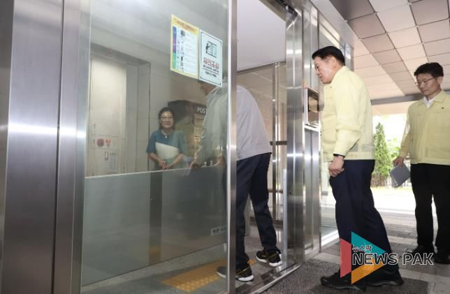 안양시는 최대호 안양시장이 25일 오후 5시 동안구 비산동의 한 공동주택을 방문해 차수판을 살펴보고 있다