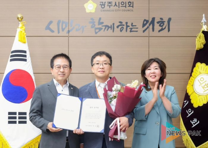 좌측부터 허경행 의장, 장만수 팀장, 황소제 의원