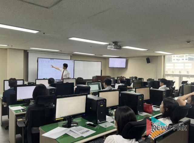 안양시는 지난 26일 시청 8층 정보화교육장에서 직원 20명을 대상으로 데이터 분석 및 시각화 실습 교육을 실시했다