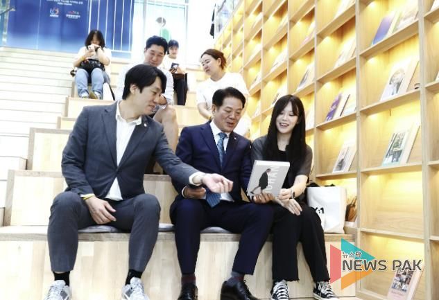 최대호 안양시장(앞줄 왼쪽 두번째)이 26일 안양청년1번가의 소통계단에서 담소를 나누고 있다.