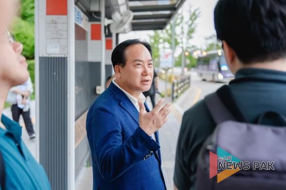 이권재 오산시장, 서울역행 버스서 시민과 소통