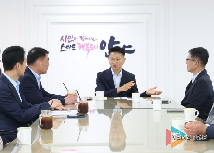 이계삼 안양시 부시장(가운데)과 간부공무원들이 1일 오전 9시 시청 본관 3층 간부회의실에서 간부공무원들과 환담을 나누고 있다
