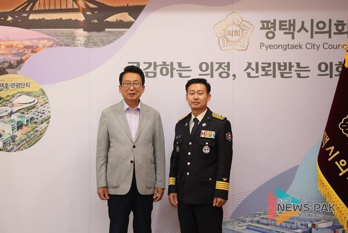 송탄서방서장과 평택시의회 강정구 의장 기념촬영