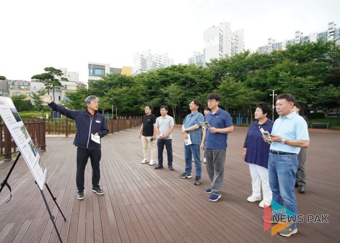 의원연구단체 ’관광도시브랜드‘ 회원들이 서산 중앙호수공원에서 관계자의 설명을 듣고 있다.