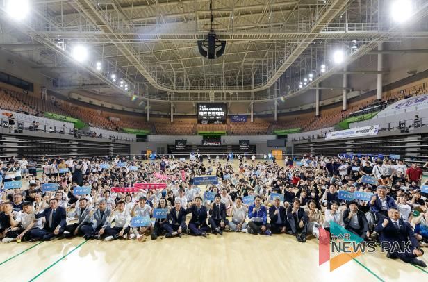 배드민턴 대회 참석자 전원 기념사진