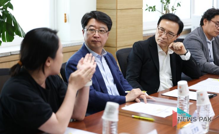 임태희 경기도교육감이 7월8일 구(청솔중학교 원장실)에서 열린 지역주민을 위한 '경기도교육청국제교육원' 공간 구성에 대한 지역주민과 간담회를 하고 있다.