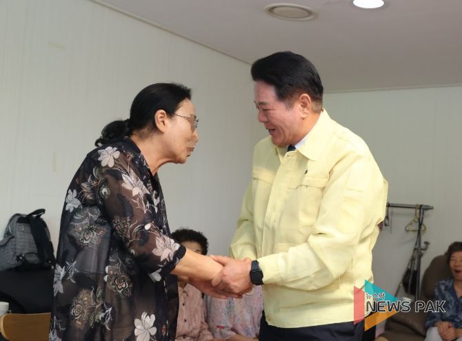 최대호 안양시장이 10일 오후 관내의 한 경로당을 방문해 폭염 관련 어르신들의 애로사항을 청취했다.