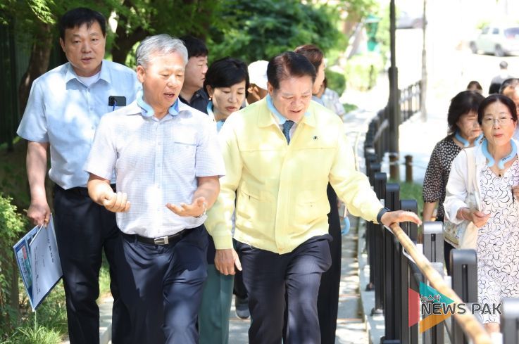 최대호 안양시장이 11일 오전 10시 30분 새롭게 조성된 차 없는 거리 호성안녕길을 방문해 점검했다.