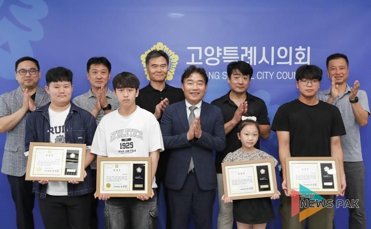 고양특례시의회 김운남 의장, 태권도대회 우수 유소년 선수 표창