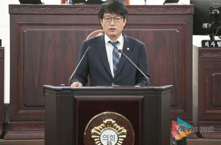 화성특례시의회 유재호 의원이 제243회 임시회 중 제1차 본회의에서 5분 자유발언을 하고 있다.