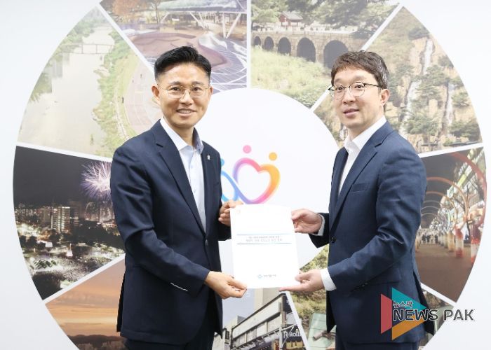 이계삼 안양시 부시장(왼쪽)과 김기범 경기도 철도항만물류국장(오른쪽)이 지난 11일 안양시청에서 서울 서부선·위례과천선 안양권 연장 추진을 위한 면담을 가졌다.