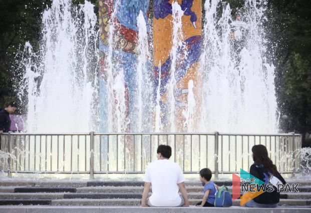 평촌중앙공원 물놀이시설 사진1(휴식하고 있는 가족)
