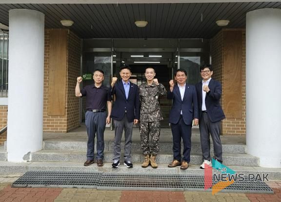 이계삼 안양시 부시장(왼쪽 두번째)과 관계 공무원들이 14일 박달스마트시티 조성 사업지를 방문해 군 관계자(가운데)와 면담하고 기념사진을 찍고 있다