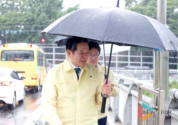 안양시에 호우주의보가 발효됨에 따라 최대호 안양시장이 충훈2교와 쌍개울 하천에 대한 긴급 현장점검에 나섰다.