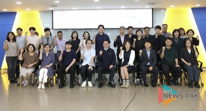 안양시 인재육성재단은 17일 제10회 진로페스티벌 운영보고회를 개최하고 성공적인 행사 운영을 논의했다.