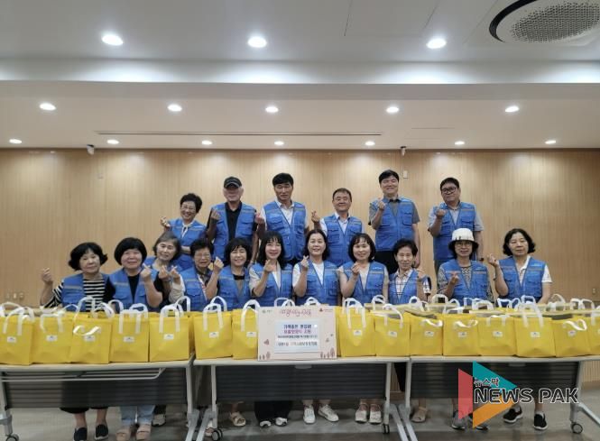 의왕시 내손1동지역사회보장협의체, 취약 어르신 50가구에 여름 보양식 전달