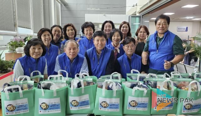 의왕시 부곡동지역사회보장협의체, 초복 맞아 취약계층 100가구에 보양식 전달